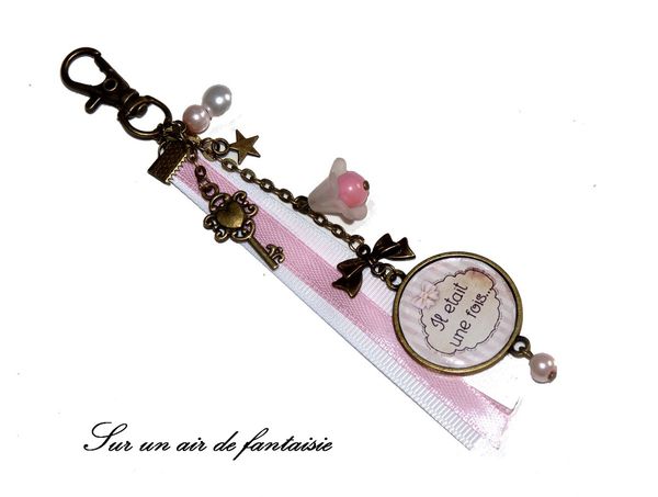 Bijou de sac vintage, cabochon "Il était une fois ...", sur base en métal bronze.