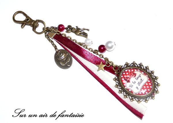 Bijou de sac cabochon thème Chaperon Rouge, sur base métal bronze. Idée cadeau, création unique !