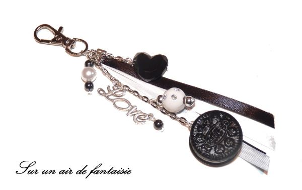 Bijou de sac, porte clés biscuit façon Oreo, en pâte fimo.