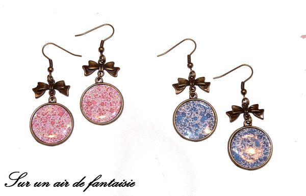 Boucles d'oreilles cabochons façon liberty, sur une base en métal bronze.