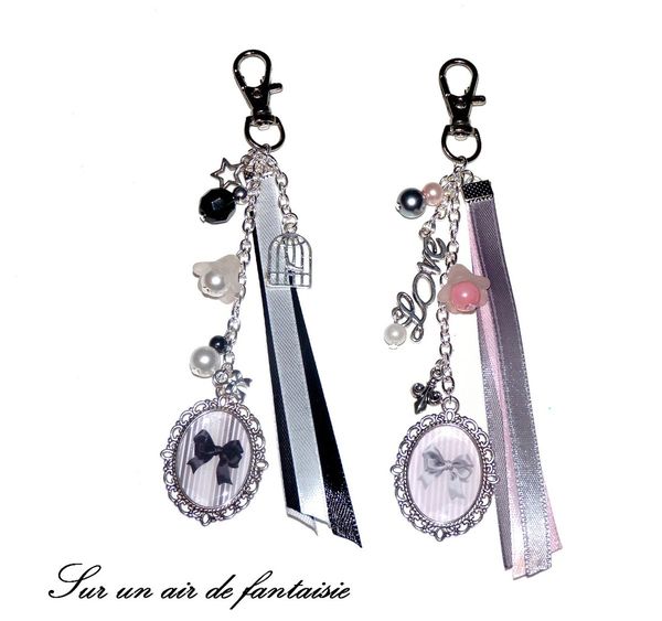 Bijou de sac, porte clés, avec cabochon nœud, perles et breloques sur mousqueton