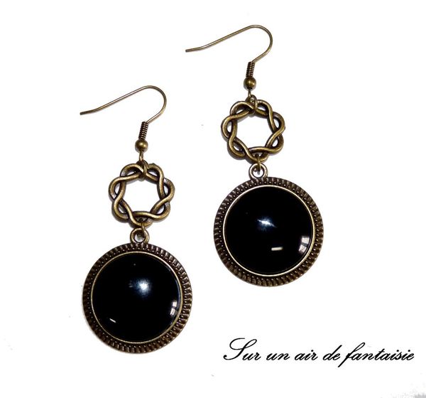 Boucles d'oreilles cabochon noir, base en métal bronze, création unique.