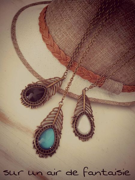 Sautoir plume ethnique avec cabochon en verre, création en métal bronze.