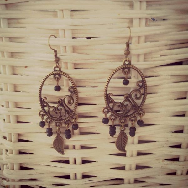 Boucles d'oreilles bronze, petites perles noires et feuilles.