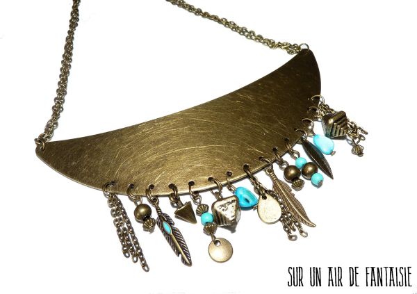 Collier mi-long, plastron, métal bronze, esprit ethnique.