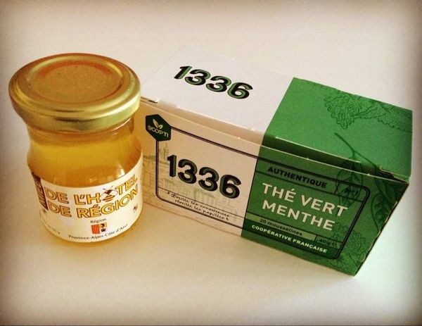 La démonstration avec ce miel produit sur le toit de l'Hotel de Région et ce thé Vert produit par une coopérative ouvrière (ex Fralib) à Gémenos que l'on peut aisement lier "écologie, social, emploi et développement économique" ... ce que propose la liste "La Région Coopérative" !
