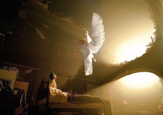 IMAGEN QUE REPRESENTA A UN ANGEL CERCA DE UN HOMBRE,ENTRE OTRAS COSAS MAS.