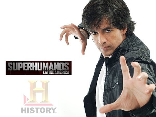 IMAGEN FOTOGRAFICA,QUE MUESTRA A TUSAM,PRESENTADOR LATINO DEL PROGRAMA SUPER HUMANOS LATINOAMERICA DE HISTORY CHANNEL LATINOAMERICA,ENTRE OTRAS COSAS MAS.