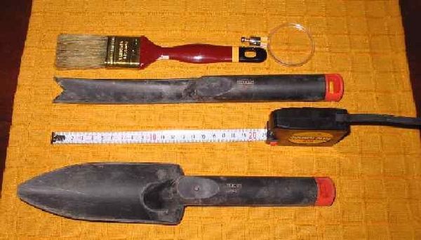 IMAGEN DONDE SE MUESTRAN ALGUNAS HERRAMIENTAS O INSTRUMENTOS QUE USAN LOS ARQUEOLOGOS EN SUS INVESTIGACIONES,ENTRE OTRAS COSAS MAS.