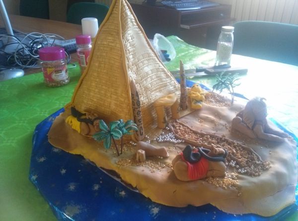 Coucou à tous ! Me revoilou avec un gateau pyramide en pâte à sucre of course !... gros morceau