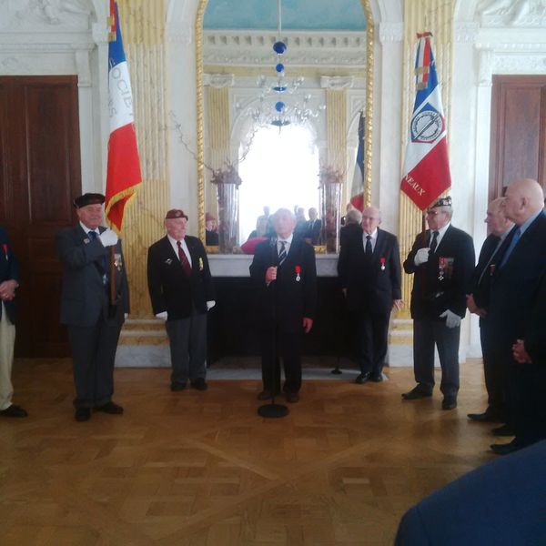 Robert Choffé prononçant son discours de remerciements.