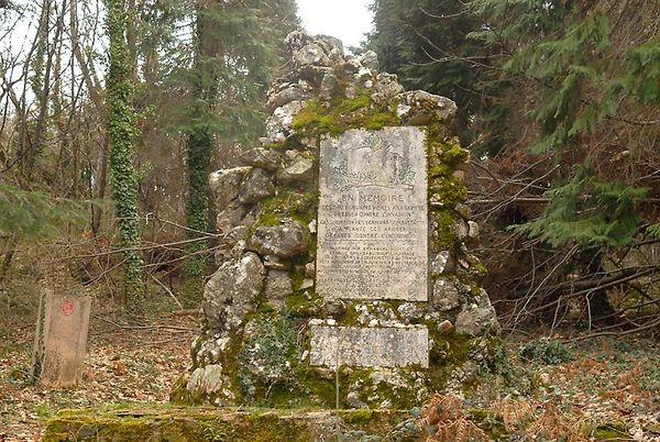 La stèle de l'entrée de la Forêt des Combattants.