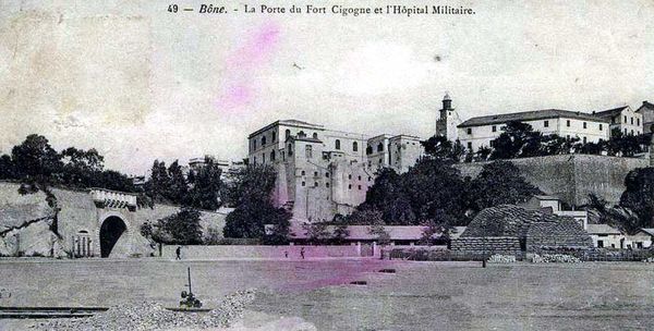 Bône – La porte du Fort Cigogne et l’Hôpital militaire.
