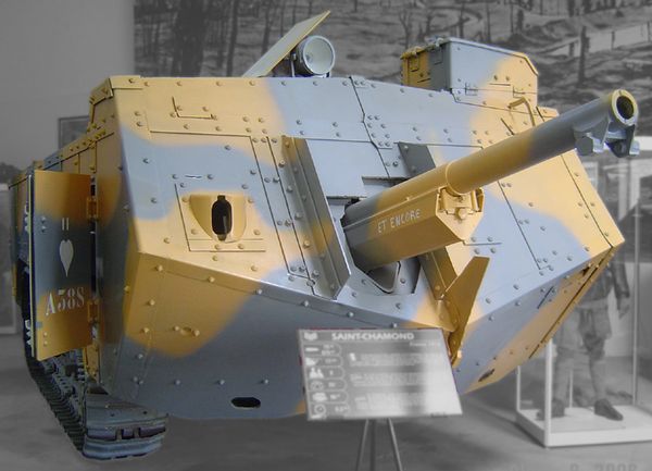 Le char Saint-Chamond (dernier exemplaire existant. Présenté au musée des blindés de Saumur).