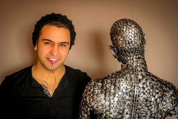 Il nous raconte l’histoire de ses émotions, profondes et cachées, qu’il projette sur ses toiles comme l’on trace son chemin sur les sentiers de notre vécu. Il nous propose de partager son voyage au cœur de sa sensibilité avec une perception qui nous renvoie à nos propres sentiments...