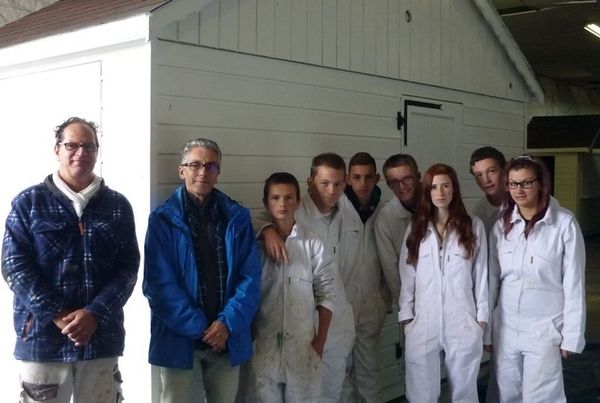 Les peintres CAP1 rénovent les chalets de Noël de la ville d'Epinal