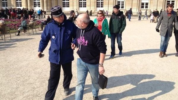 La Police verbalise... pour port de Sweat shirt