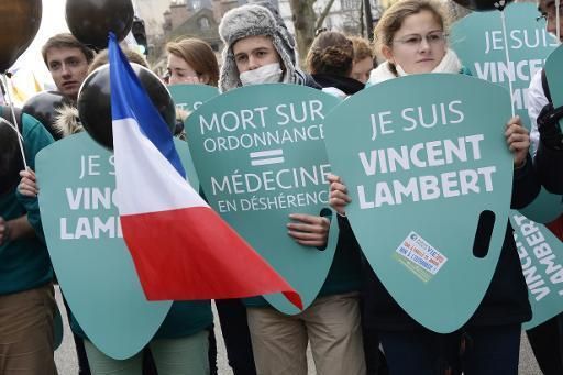 Paris : des dizaines de miliers de militants "Pour la vie" défilent contre l'euthanasie