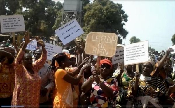 Les jeunes du RDR à Cissé Bacongo:"Vous parlez de révision constitutionnelle ce n'est pas ce que le militant veut entendre!"