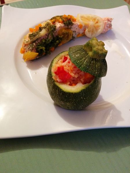 Courgettes farcies aux petits légumes & son saumon parfumé