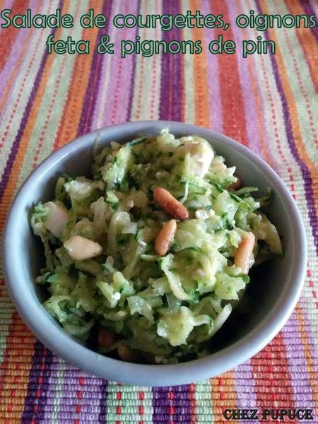 Salade de courgettes, oignons, féta & pignons de pin