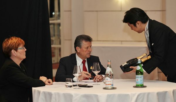 Meilleur sommelier Asie-Océanie 2015, le Japonais Hiroshi Ishida a choisi de présenter les deux bouteilles à son client. © Jean Bernard