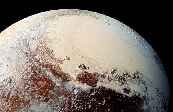 Pluton, un monde à l’atmosphère bleue