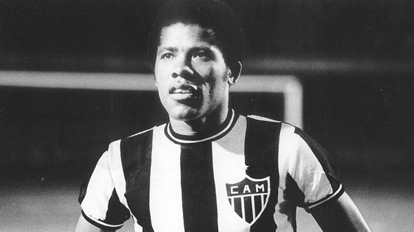 Dadà Maravilha con l'adorata maglia dell'Atletico Mineiro