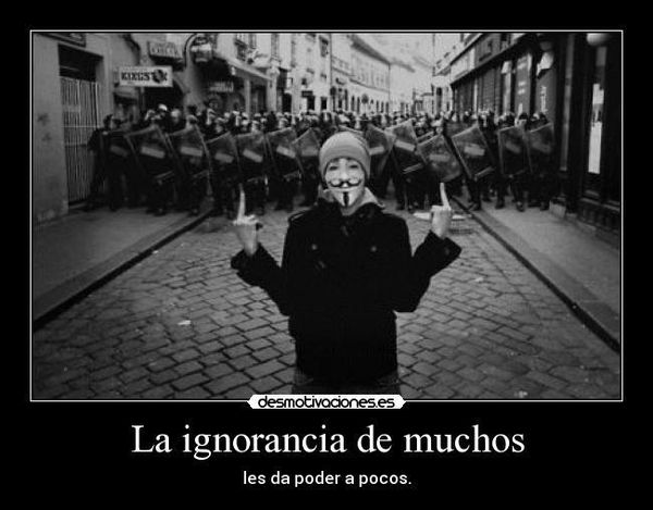 IMAGEN FOTOGRAFICA MOSTRANDO A UN POLICIA DE ANONYMOUS