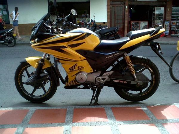 IMAGEN MOSTRANDO MOTOR NINJA AMARILLO