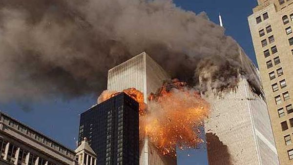 IMAGEN FOTOGRAFICA MOSTRANDO EL TERRIBLE ATAQUE TERRORISTA DEL 11 DE SEPTIEMBRE O 911 EN ESTADOS UNIDOS