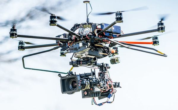 IMAGEN FOTOGRAFICA DONDE SE MUESTRA A UN DRON CON UNA CAMARA,ENTRE OTRAS COSAS MAS
