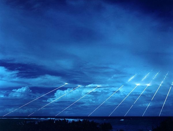 Arrivée au large de Kwajalein USA de huit RV tirés par un missile Trident D-5 de l'US Navy