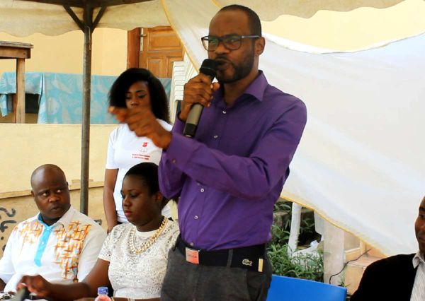 André Silver Konan, conférencier à l'Institut universitaire d'Abidjan, le mercredi 24 février 2016. A ses côtés, Dr Flan Moquet et Charles pemont