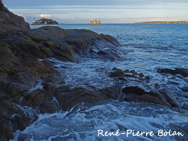 Dernière lueur sur le château du Taureau (baie de Morlaix).