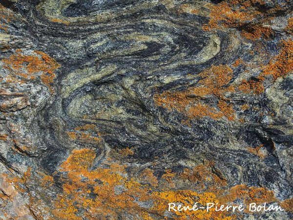 Micro plissements dans les glaucophanites. Ile de Groix.