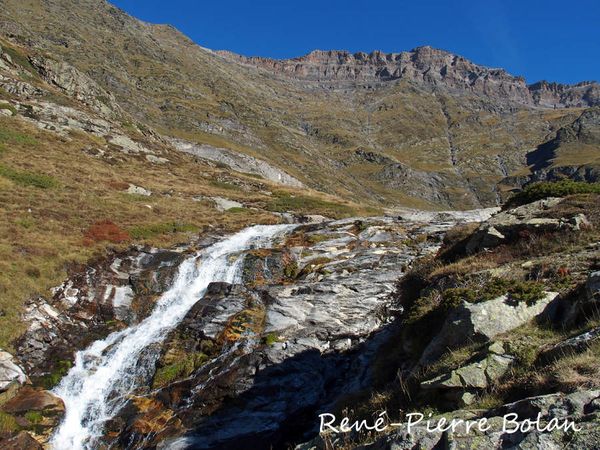 Le Cirque des Soum des Tours et la cascade de l'Aguila.