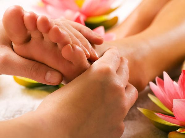 Pourquoi il est important de se masser les pieds tous les soirs ! Les effets Incroyables