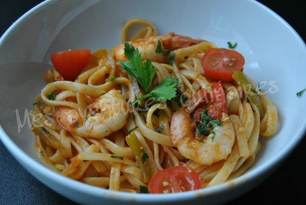 ĹINGUINES SAUCE TOMATE ET CREVETTES A L AIL