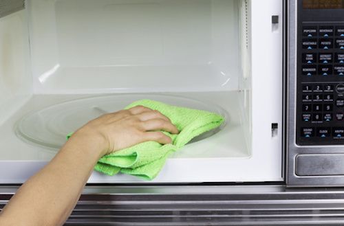 Comment nettoyer un four micro-ondes avec des produits naturels?