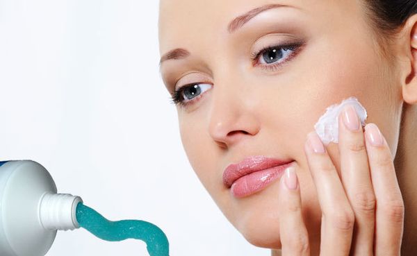Comment utiliser un dentifrice pour soigner les boutons?