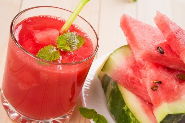 Le jus de pastèque: découvrez comment il présente un remède miracle contre les courbatures
