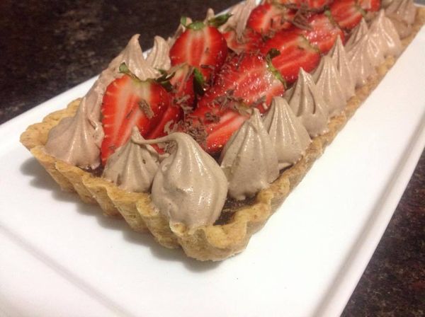 Tarte au caramel chocolat fraise .