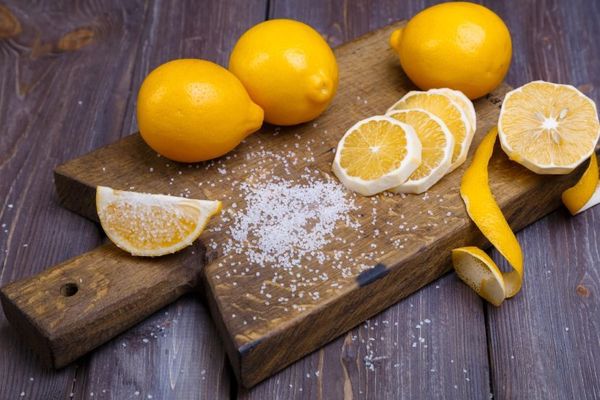 Vous êtes inquiet au sujet des migraines? Faites-vous une boisson à base de citron et le sel qui va arrêter la douleur pendant 3 minutes!