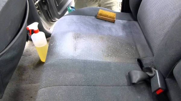 Chassez les mauvaises odeurs de votre voiture avec cette astuce simple et efficace.