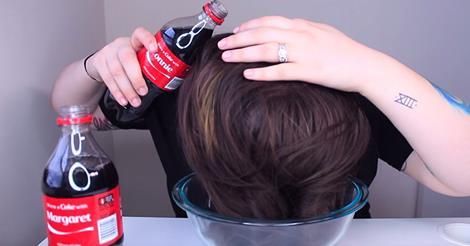Elle a versé 2 bouteilles de Coca-Cola sur toute sa chevelure. Ce qui c' est arrivé après était incroyable!