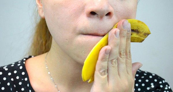 Quand vous voyez ce que cette femme fait avec la peau de Banane , vous aurez certainement Dépêchez-vous et le faire vous-même, aussi!