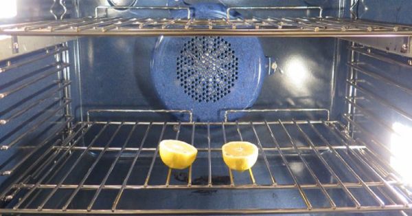 Elle a mis deux moitiés de citron dans le four. Je ne pensais pas le faire, mais il c'est un conseil génial!