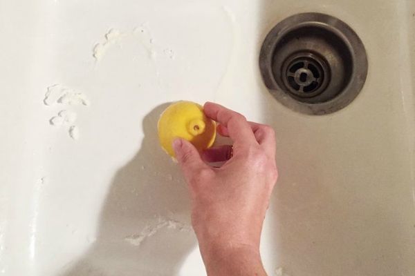 Gardez votre évier lumineux et blanc avec citron restant.
