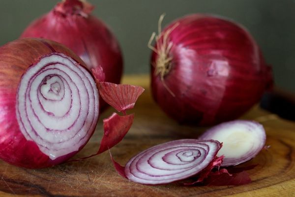 Mangez plus d'oignon rouge: Il tue les cellules cancéreuses, Arrête saignements de nez, protège le cœur